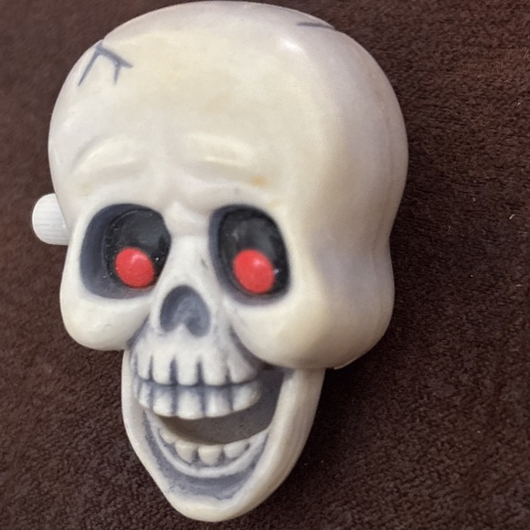 Vintage 1985 Hallmark Brooch Lapel Pin Halloween Wind-Up Skeleton Skull Red Eyes - Picture 3 of 5